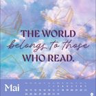 "The world belongs to those who read." - Mai-Kalender auf blauem, wolkigem Hintergrund mit schwebenden Buchillustrationen.