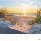 Kalenderseite Mai; Sonnenuntergang über der Ostsee, Dünen mit Gras im Vordergrund, sonnige Atmosphäre. Feiertage markiert.