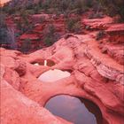 Kalender für Mai. Text: "Seven Sacred Pools, Sedona, Arizona." Orange-rote Felsenlandschaft bei Sonnenaufgang.