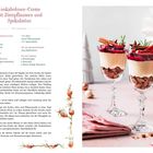 Tonkabohnen-Creme mit Zimtpflauen und Spekulatius. Zwei elegante Dessertgläser auf hellem Untergrund, dekoriert mit Zimtstangen.