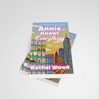 Das Cover zeigt den Titel "Annie Knows Everything" und "Rachel Wood". Darunter bunte Zeichnung einer Stadt.