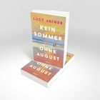 "Lucy Astner, Kein Sommer ohne August, Roman, Lübbe". Zwei Bücher mit malerischem Strandmotiv, Sonnenuntergang und Paar.
