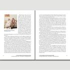 Text: „Abdul Khan mit Autor Frank Hübnerlahn. Foto: Khalid Khan, 2018. Die Universitäten der acht Anrainerstaaten des Golfs."   
Beschreibung: Zwei Männer in weißen Gewändern sitzen auf einer Couch. Links befindet sich ein kleiner Tisch mit einer Teekanne. Der Hintergrund ist schlicht.