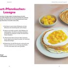 "Joghurt-Pfannkuchen-Lasagne" Rezept mit Zutaten und Zubereitung. Rechts Pfannkuchen mit Joghurt und Mangostücken.