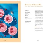 Gefrorenes Himbeersoufflé. Rezeptzutaten: TK-Himbeeren, Zucker, Eiweiß, Puderzucker, Sahne. Zubereitungszeit: 20 Min. Kühlzeit: 6 Std.