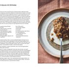 "XO-Sauce mit Shiitake" steht oben. Links ist ein Rezepttext mit Zutaten und Zubereitung. Rechts ein Löffel mit brauner Sauce auf einem Teller.