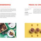 "Schokobrownies" und "Mousse au Chocolat" Rezepte. Bilder von Brownies in einer Form und Schokoladenmousse in Tassen.