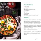 Shakshuka mit Ei, Tomaten und Kräutern, Zutaten und Zubereitung. Pfanne mit Tomaten, Eiern und Kräutern.