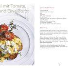 "Rührei mit Tomate, Feta und Eiweißbrot" Zutatenliste und Zubereitungsschritte, Bild: Rührei auf Brot, Tomaten, Feta darauf.