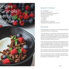 "Knuspriges Nuss-Granola mit Beeren und Joghurt." Daneben Zutaten und Zubereitungstexte. Eine Schale mit Joghurt, Beeren und Granola.