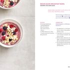 Texte: Begin Again Breakfast Bowl, inspiriert von Begin Again, Zutatenliste und Zubereitung. Bild zeigt zwei Schüsseln mit Beeren.