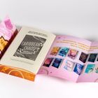 Texte: "Was ist besser als ein Kuss? Küsse in der Karibik natürlich", "Dramatisch, emotional, humorvoll –". 

Illustration: Aufgeklapptes Buch mit Buchwerbung. Pinke und orange Muster am Rand.