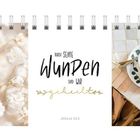 Text: "Durch seine Wunden sind wir geheilt. Jesaja 53,5."  
Links: Weiße Blumen.  
Rechts: Cappuccino mit Herz im Schaum auf einem Tisch.