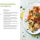 Gerösteter Blumenkohl mit Süßkartoffelstampf. Zutaten- und Zubereitungsliste links, fertiges Gericht auf weißem Teller rechts.