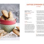 SAFTIGE ZITRONEN-COOKIES MIT MOHN. Rezepttext und Zutatenliste. Bild: Stapel Cookies in Schalen vor grauem Hintergrund.