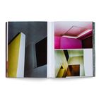 Text: "124" links unten, "125" rechts unten.
Geometrische Strukturen in kräftigen Farben auf Buchseiten.