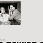 „HUCCETTE AND BRIGITTE. From the series Unspoken Conversations: Mothers and Daughters.“ Zwei Frauen sitzen nahe beieinander.