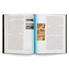 Doppelseite mit viel Text. Links zwei kleine Fotos von Skulpturen, rechts drei bunte Gemälde. Seite unten nummeriert: 59.