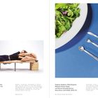 Links: "Salvaging a Good Time" 2022-23, eine Person schläft auf einem improvisierten Bett. Rechts: Salatteller und Besteck auf blauem Tuch.