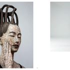 Ein ausdrucksstarkes Standbild zeigt eine Figur mit geschlossenen Augen und erhobener Hand am Gesicht, in dunklem Gewand.