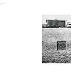 "Perspective Correction - Square in Grass, Vancouver, 1969." Schwarz-weißes Foto: Rasen mit eingeschnittenem Quadrat, Gebäude im Hintergrund.