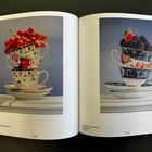 Links: "Alexandra Averbach, Aurora, 2025." Rechts: "Alexandra Averbach, Mystique, 2025." Stapel von Tassen mit Beeren.