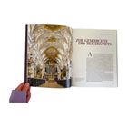 „Zur Geschichte des Reichsstifts“ ist groß geschrieben. Links eine reich verzierte Kirche, rechts Textseite.