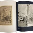 Links: "James McNeill Whistler, The Piazzetta, rad. 1879/80". 
Rechts: "Hiroyuki Masuyama, after Whistler, The Piazzetta 1879/80, 2023". 
Illustration eines Platzes mit Säule.
