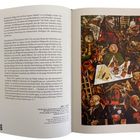 Seite 56 und 57 eines Buches. Ein Gemälde rechts zeigt eine chaotische Szene mit Personen und Objekten in kräftigen Farben.