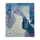 hirmerverlag.de. Illustration: eine stilisierte Hand in blauen und grünen Tönen, ein Bein und ein Schuh, abstrakt gemalt.