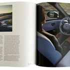 Ein BMW iX3 Prototyp fährt auf einer Rennstrecke. Links Text über Fahrverhalten, rechts Frau im Auto mit großem Display.