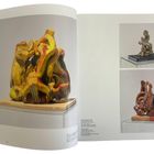 Links: "Salvador Dalí, The Museum of Modern Art, New York". Rechts: Drei Skulpturen auf Sockeln und Büchern.