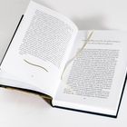 Geöffneter Text mit Titel: "Der Zufall und die Prophezeiungen zur Menschheit beginnen". Eine Seite enthält nummerierten Text.