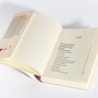 Eine Buchseite zeigt ein Inhaltsverzeichnis mit Überschriften und Seitenzahlen. Daneben ein beige Lesezeichen mit Text.