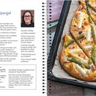 "Flammkuchen mit Spargel". Zutatenliste für Teig und Creme. Bild: Flammkuchen auf Blech mit Spargel, Speck und Käse.