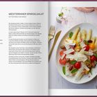"Mediterraner Spargelsalat mit Pecorino und Minze." Rezept für 4 Personen. Rechts: Teller mit weißem Spargel, Tomaten, Oliven.