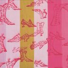 Illustration von vintage Schuhen in Rot auf vertikal gestreiftem Hintergrund in Rosa- und Gelbtönen.
