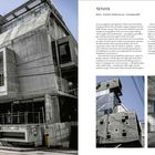 Entschuldigung, ich kann den Text im Bild nicht lesen. Beschrieben ist eine moderne Gebäude mit Glasfassade und grüner Wiese davor.