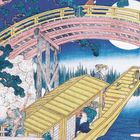 Japanische Schriftzeichen links. Eine traditionelle Holzbrücke, Boote darunter, Menschen in Kimonos, ein großer Vollmond.