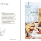 „Bacon-Salz“ mit Zutaten und Zubereitung; daneben Gläser mit Bacon-Salz, Brotscheiben und ein Holzbrettchen im Hintergrund.