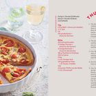 **Thunfisch-Quiche mit Tomaten.** Links eine gebackene Quiche mit Tomaten- und Krautgarnitur, ein Stück ist herausgeschnitten. Rechts das Rezept.
