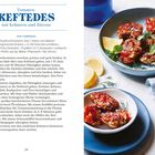 Tomaten-Keftedes mit Kräutern und Zitrone; Zutaten und Zubereitung für 4 Portionen; Teller mit Keftedes, Kräutern und Zitronenscheiben.