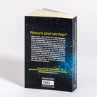 Text auf der Rückseite schreibt über die Frage "Warum sind wir hier?" und beschreibt Lawrence Krauss' Buch über das Universum. Der Hintergrund zeigt einen Sternenhimmel.