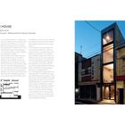 1.8 M WIDTH HOUSE, Toshima, Tokyo, Japan 2012, YUUA Architects. Text beschreibt die schmale Hausstruktur. Foto zeigt Fassade.