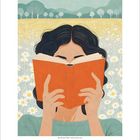 Eine Illustration zeigt eine Person, die ein rotes Buch hält, umgeben von einer Blumenwiese und Hügeln im Hintergrund.