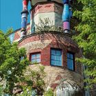 Kalenderseite mit Monat Mai 2021 und Daten. Gebäude mit bunten Säulen, Pflanzen und goldener Kugel auf dem Dach.