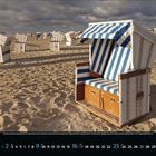 Mai, Kalender mit Strandkörben auf sandigem Strand. Blauer Himmel, vereinzelte Wolken.