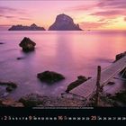 „Mai 2022“, darunter ein Kalender. Ein Steg führt über Felsen ins Meer, im Hintergrund Inseln bei Sonnenuntergang.