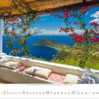 Kalenderblatt für Mai 2023, mediterrane Terrasse mit Sitzbank, blühende Ranken, Meerblick und hügelige Landschaft im Hintergrund.