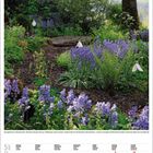 Mai 2027 Kalender mit einem Garten. Fliederfarbene Blumen, Bäume und grüne Blätter dominieren die Szene.